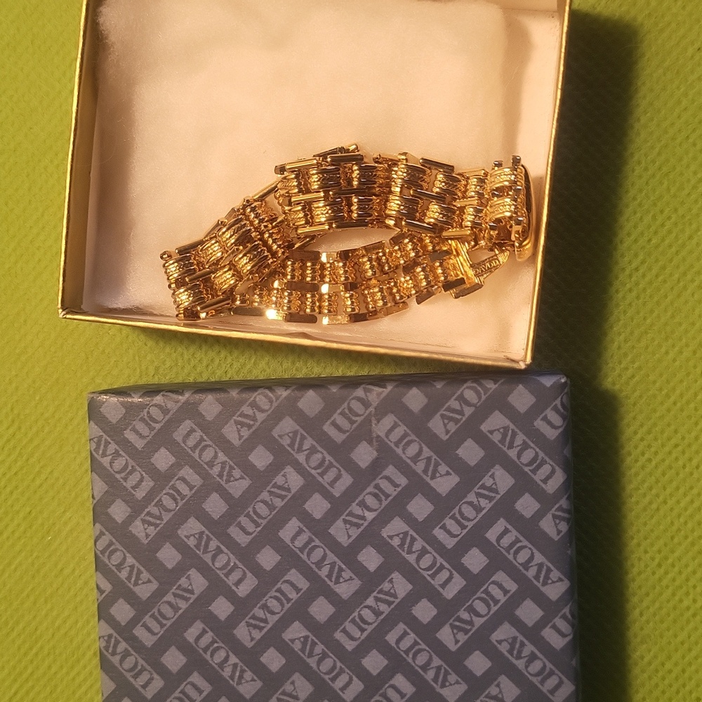 Avon New In Box gold tone bracelet Vintage - Picture 1 of 1